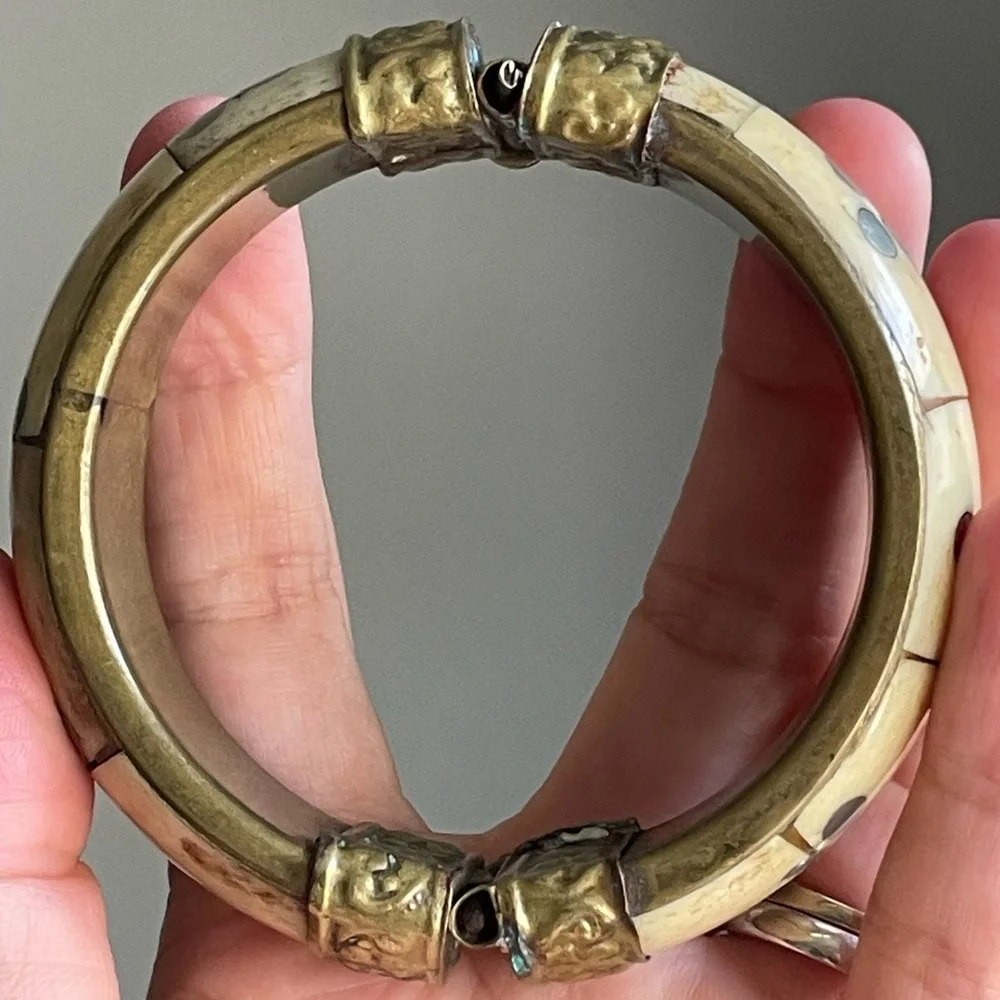 Vintage Ivory-Tone Inlay brass Bangle Bracelet w latch
